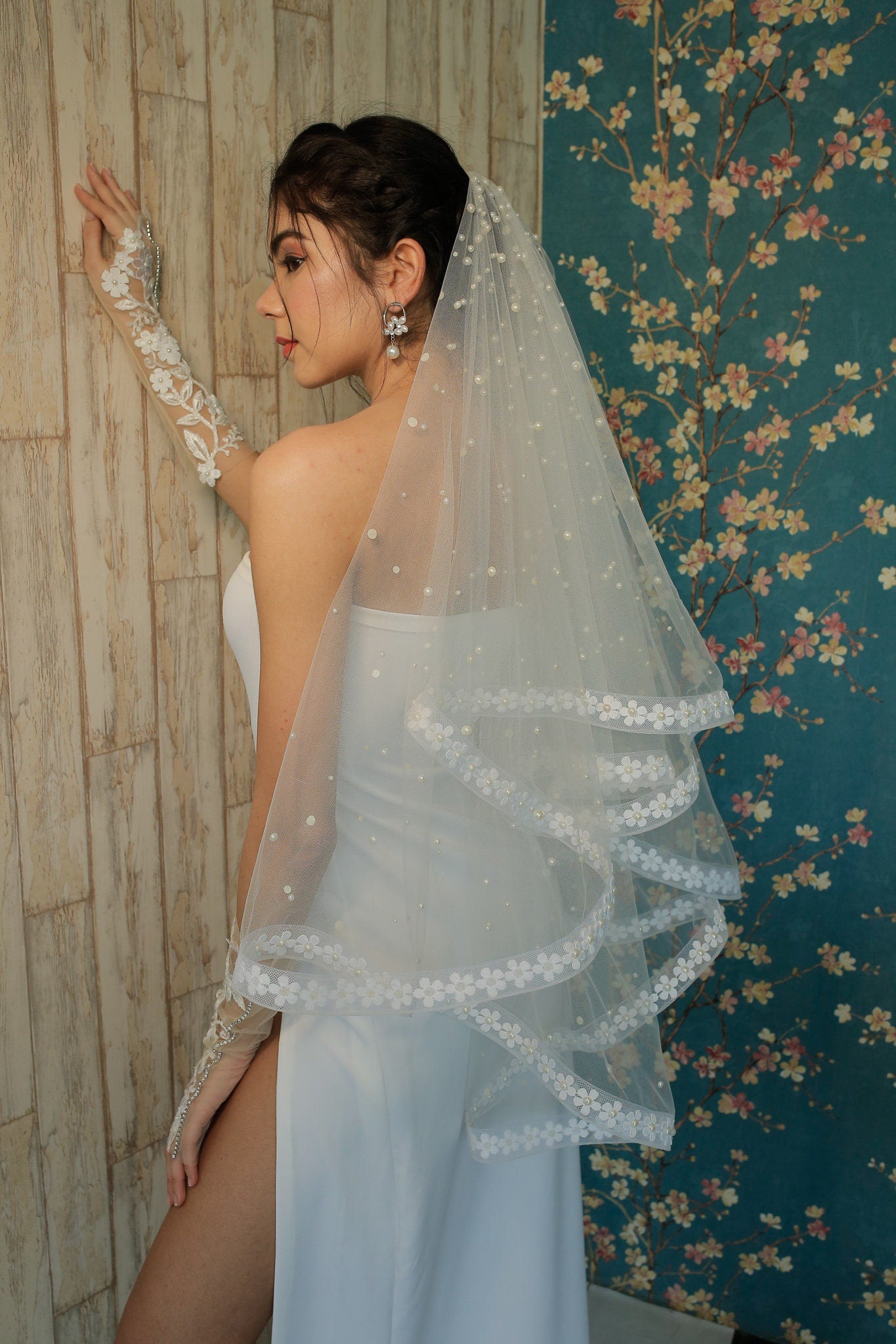 Pearl Flora Veil with Lace Edging